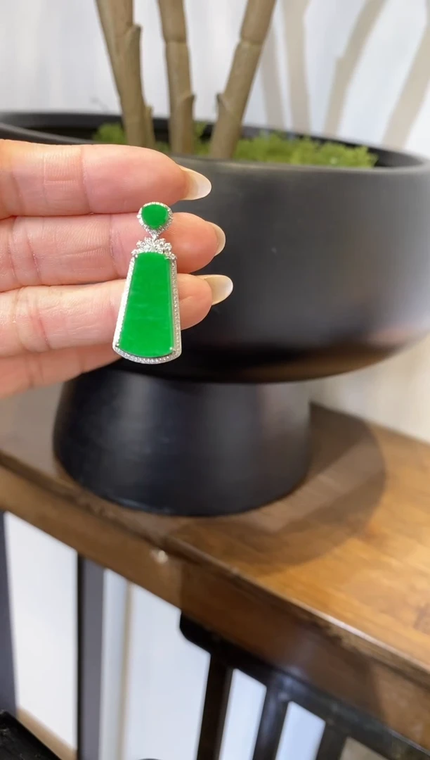 吊坠(不含链)18K金镶嵌翡翠大**闲无事牌