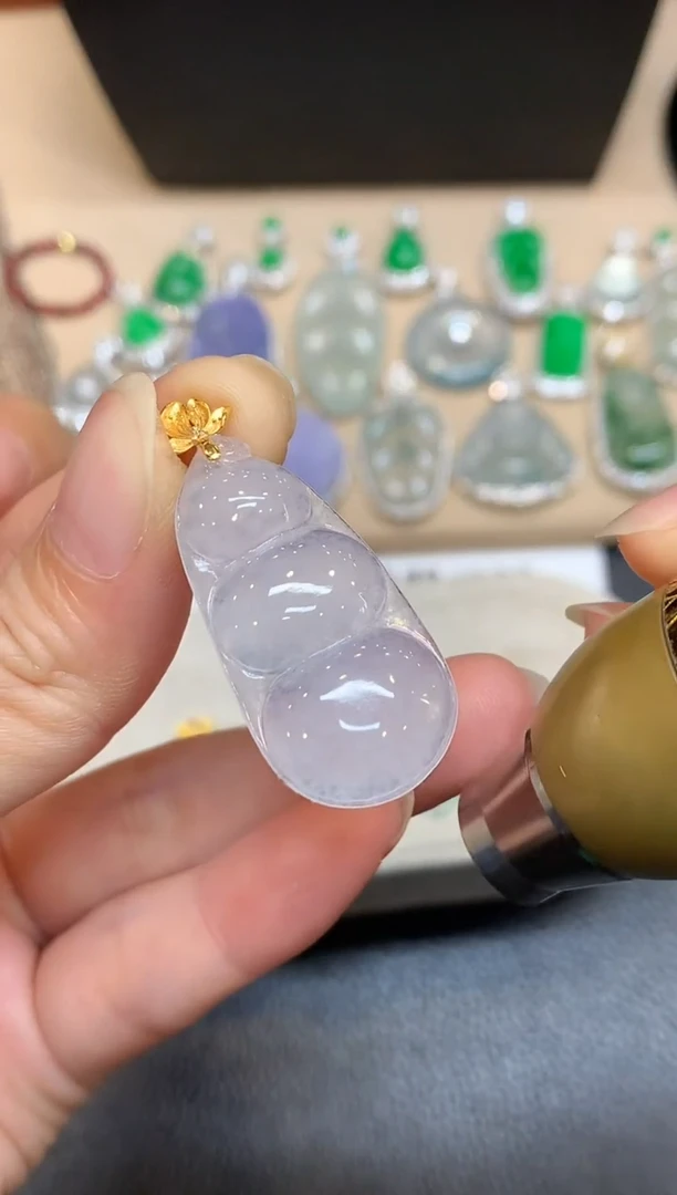 颈饰18K金镶嵌翡翠福豆【无服务费