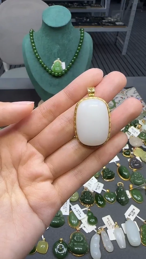 18K金镶嵌和田玉挂件1