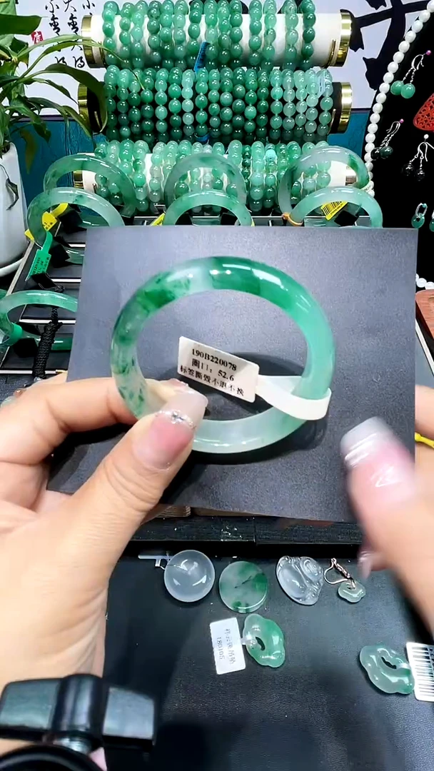 未镶嵌手镯石英质玉（非洲翠）保****潼手镯