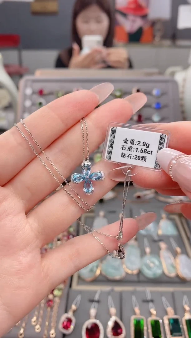 18K金镶嵌颈饰海蓝宝石1.58