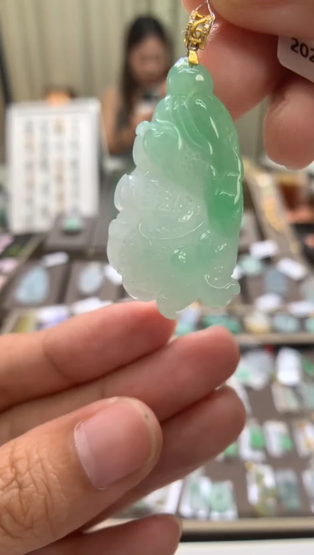 翡翠18K金镶嵌颈饰白菜