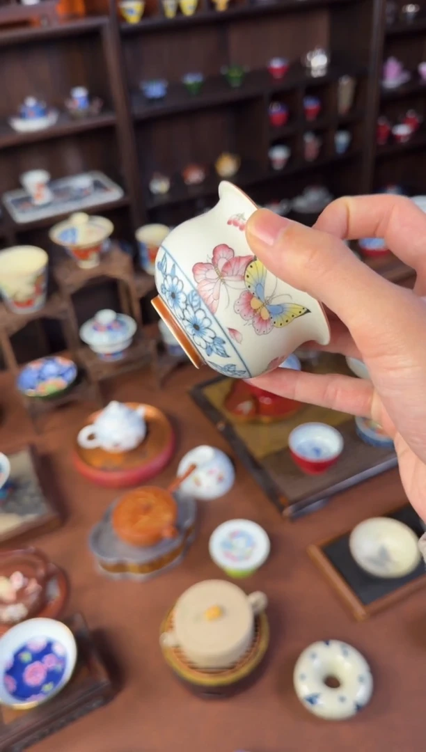 景德镇手绘斗彩蝴蝶布袋盖碗