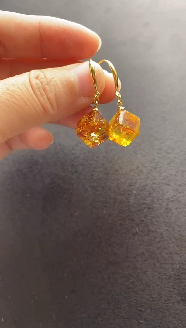 裸石琥珀未镶嵌耳坠