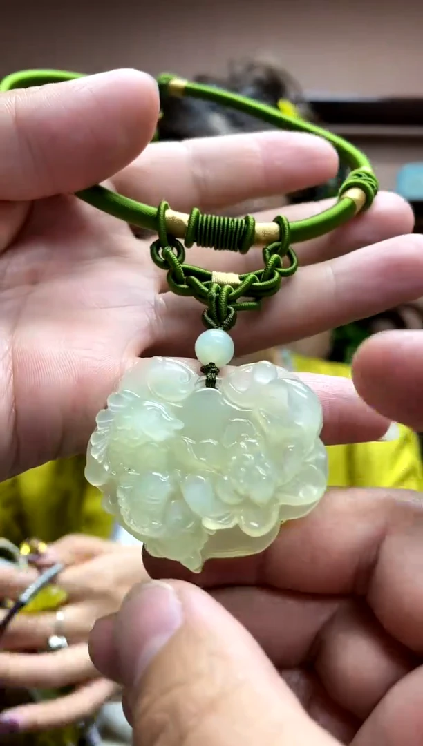 岫玉未镶嵌吊坠·