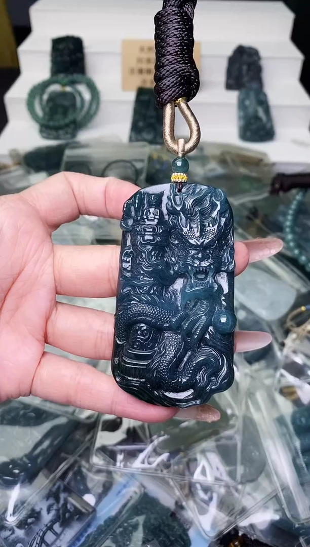 颈饰未镶嵌翡翠