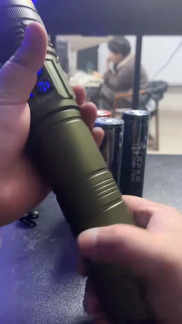 天尊强光大功率手电筒