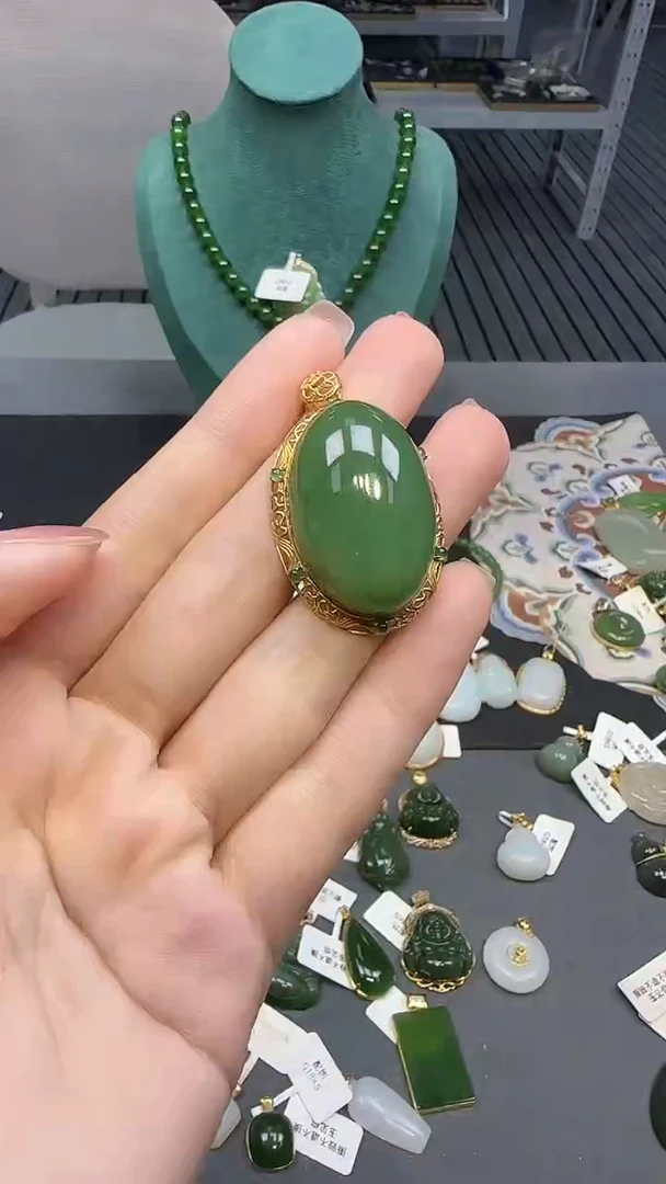 18K金镶嵌和田玉挂件1