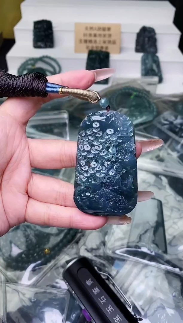 颈饰未镶嵌翡翠