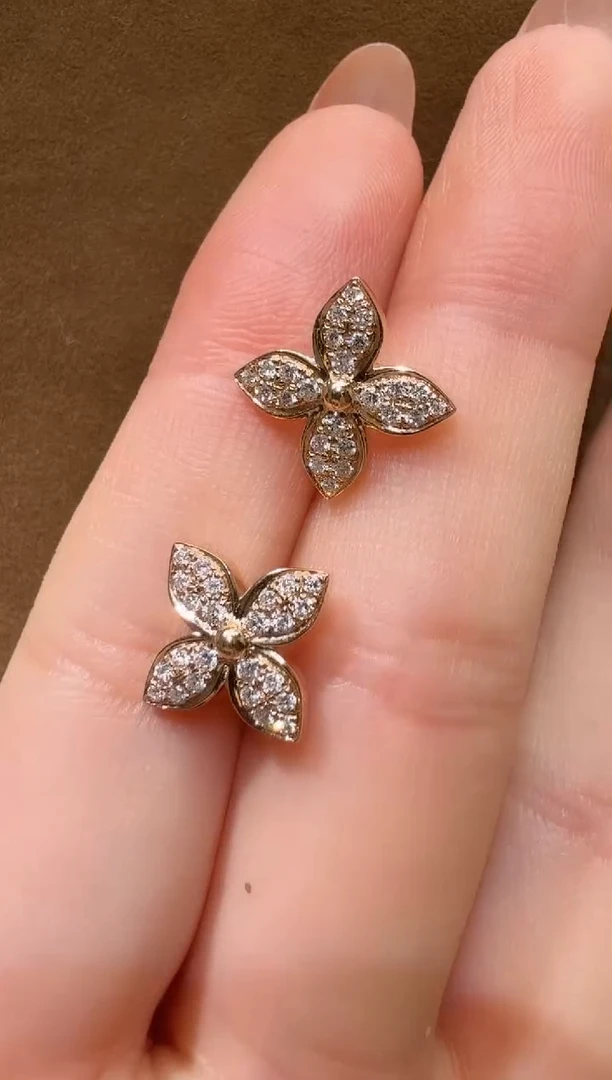 18K金镶嵌实验室培育钻石耳饰@@耳钉红圆形一朵小花+