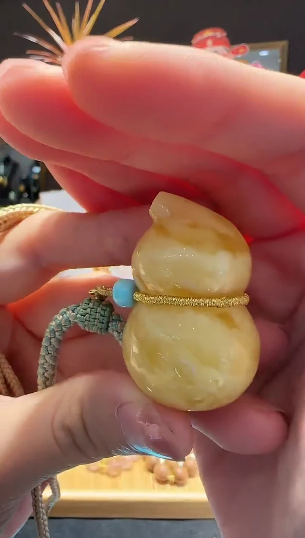 蜜蜡颈饰18K金镶嵌葫芦吊坠