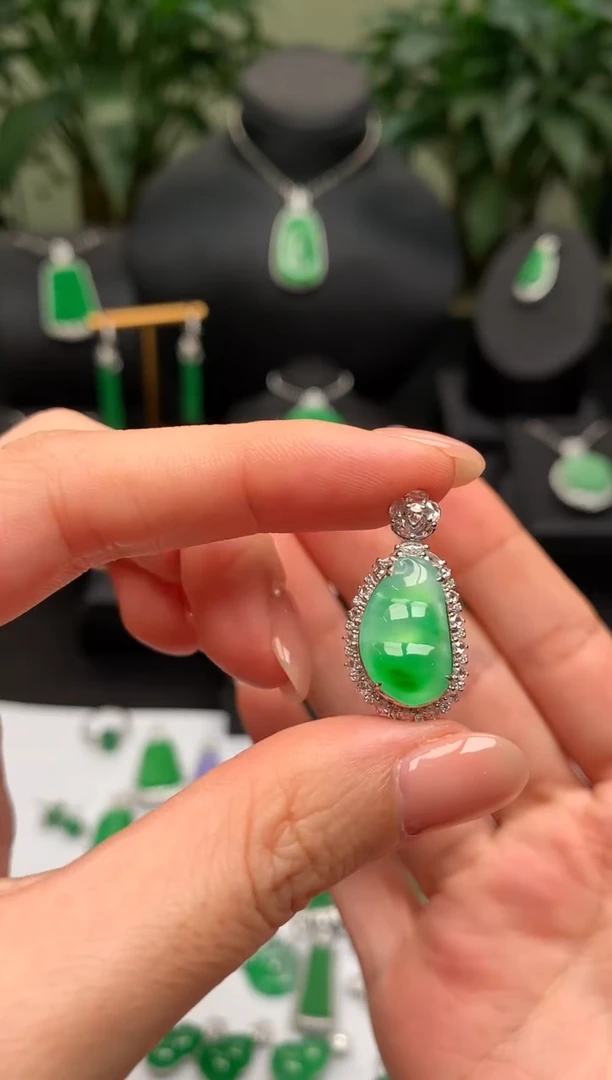 颈饰18K金镶嵌翡翠福豆