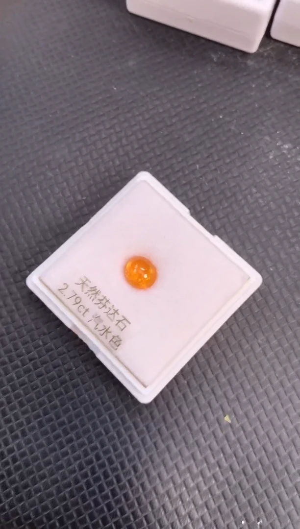 未镶嵌裸石石榴石（芬达石）天然芬达石