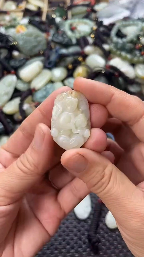 和田玉未镶嵌颈饰（多样性发一件）没有证书有瑕