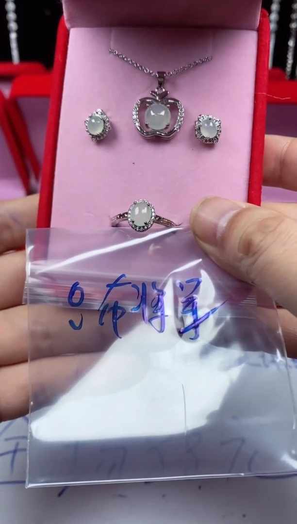 未镶嵌戒指翡翠吕**军翡翠吊坠