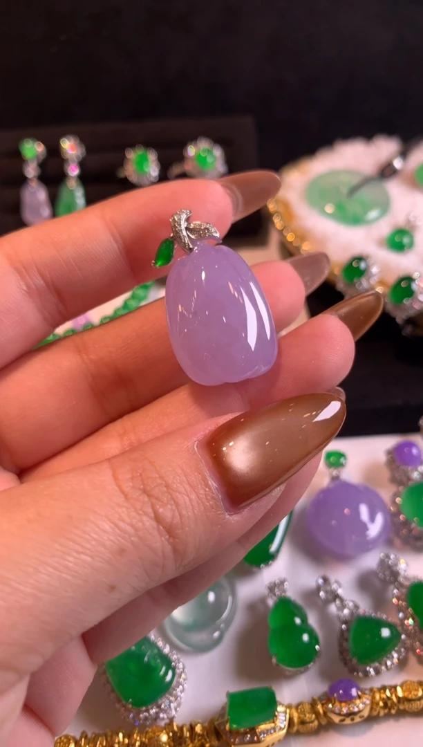 颈饰18K金镶嵌翡翠紫瓜吊坠