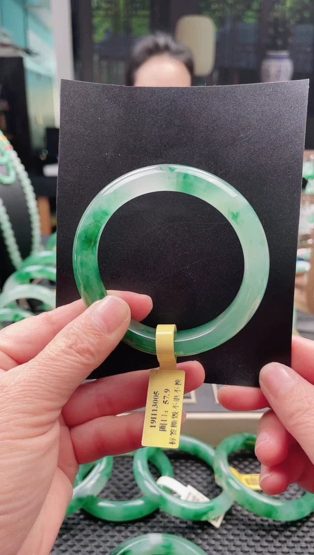 未镶嵌手镯石英质玉（非洲翠）手镯