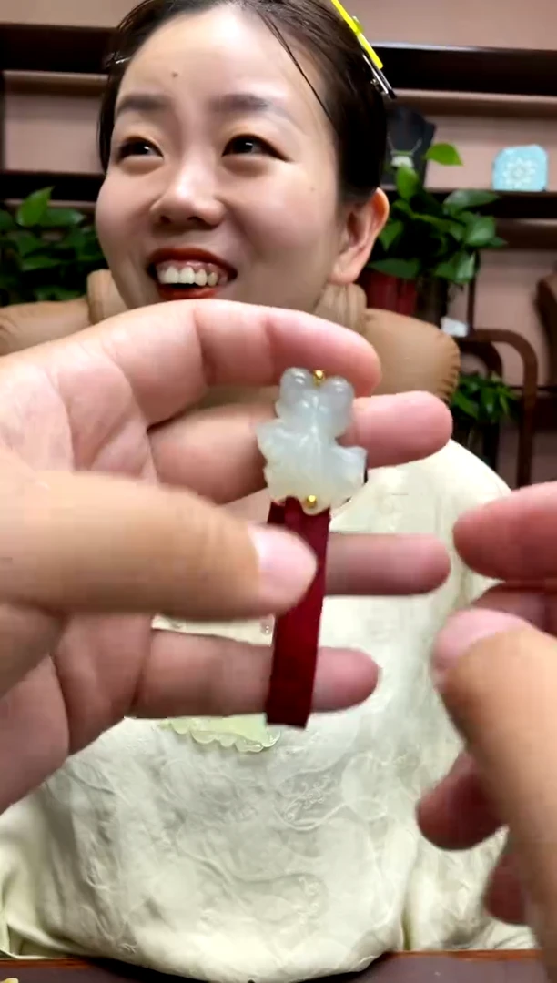 岫玉未镶嵌吊坠·