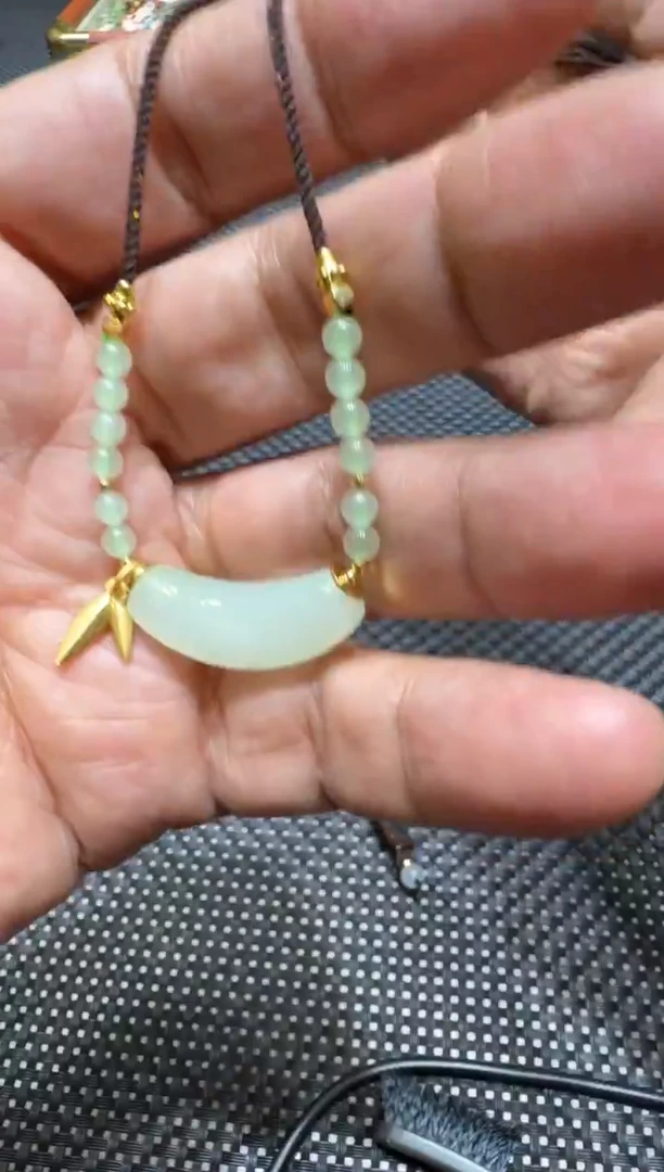 颈饰未镶嵌和田玉挂件