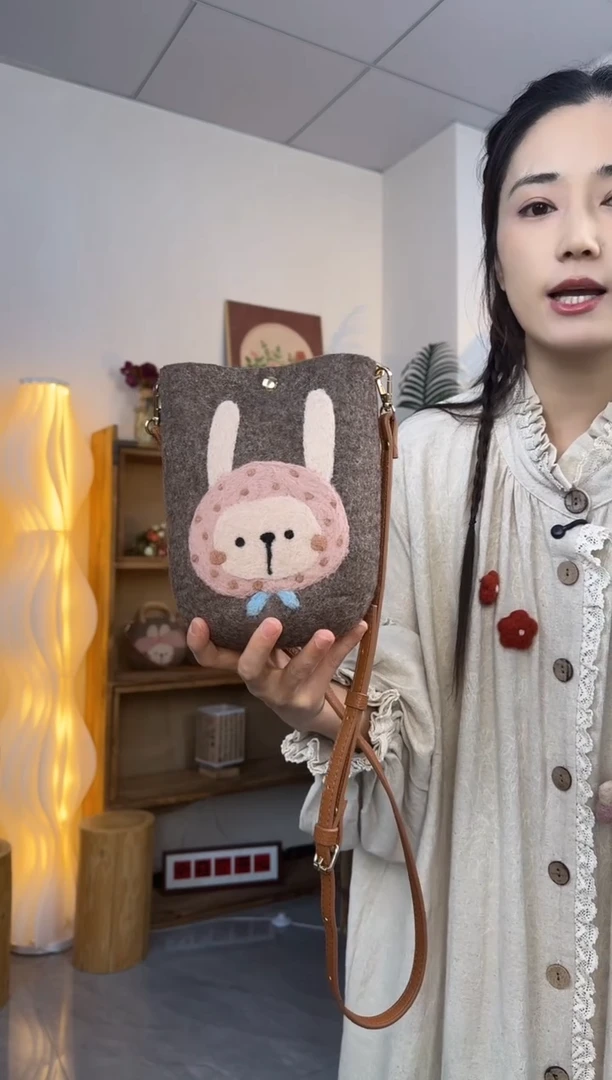 羊毛非遗纯手工包  手机包兔子