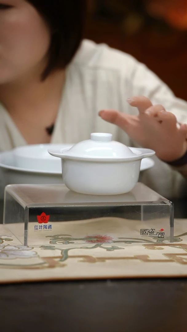 1个微瑕白胎4.5英寸双耳骨盅（带盖）