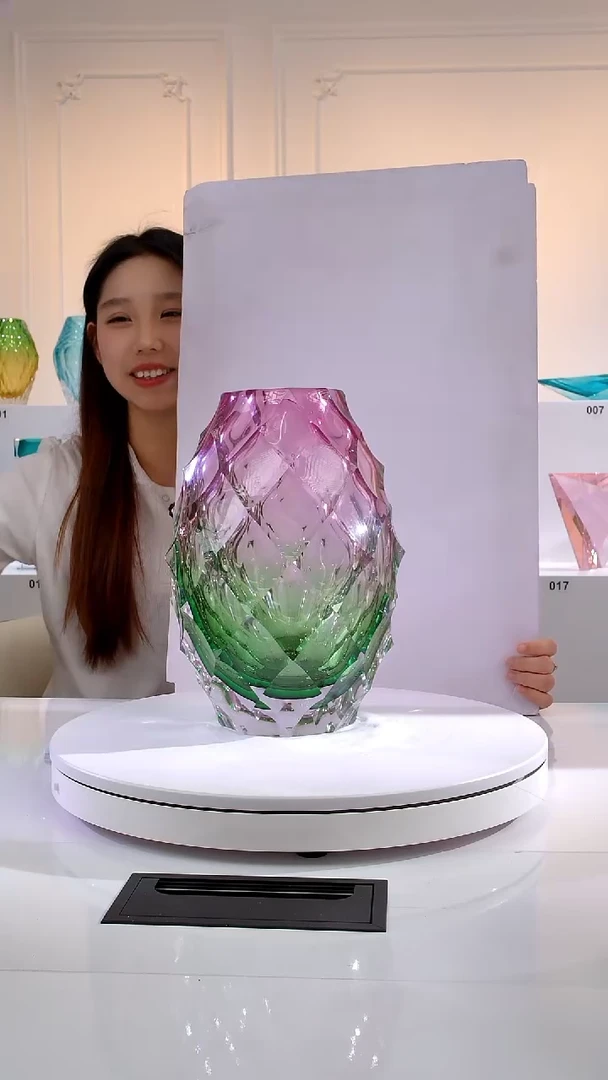 金红祖母绿花器1