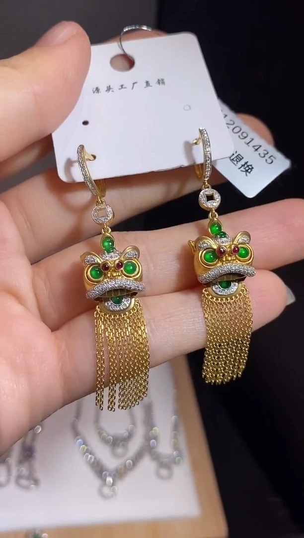 颈饰18K金镶嵌翡翠耳饰