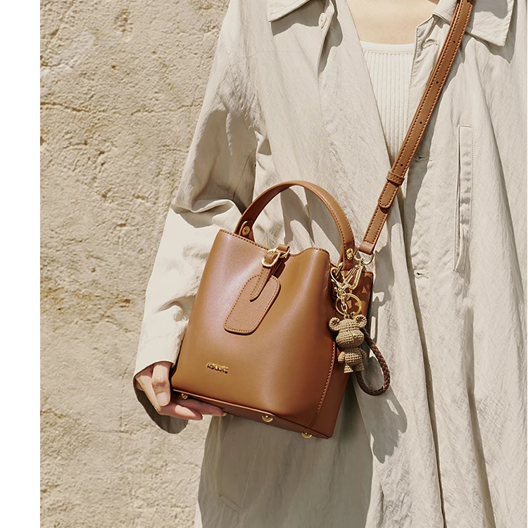 奥康水桶包女款2026新款琥珀流光软皮包单肩斜挎包真皮包hobo包包