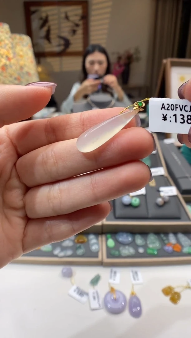 【闪购商品】翡翠颈饰18K金镶嵌水滴