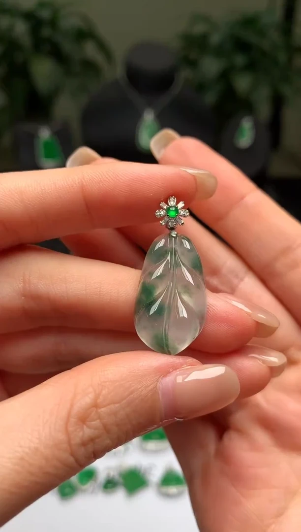 颈饰18K金镶嵌翡翠叶子