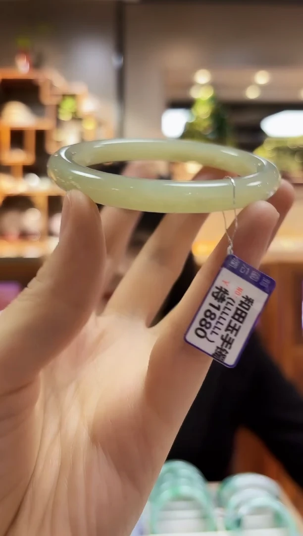 【闪购商品】和田玉手镯未镶嵌55.9微瑕