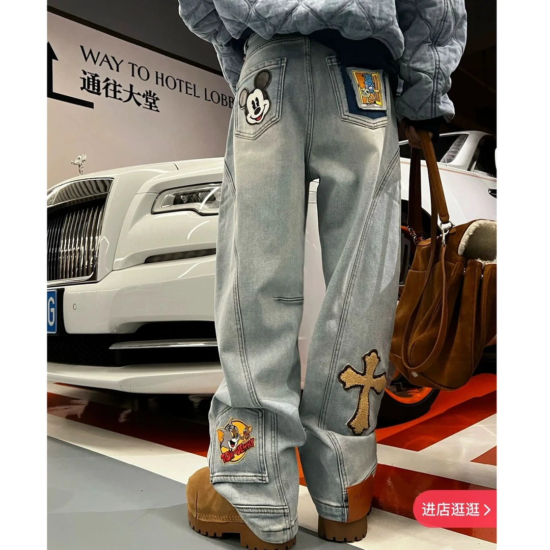 2025春秋新款米奇卡通弯刀牛仔裤女刺绣十字架宽松浅色香蕉直筒裤