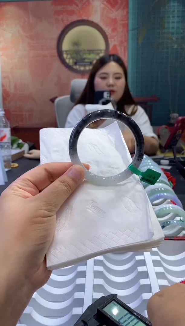 翡翠手镯未镶嵌多人0009409