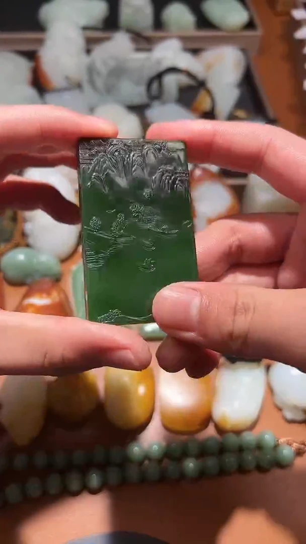 未镶嵌和田玉把件反**。和田玉