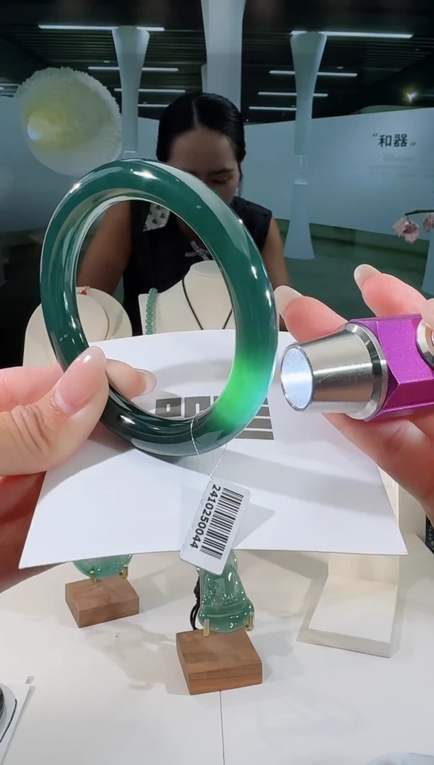 翡翠手镯未镶嵌55圈