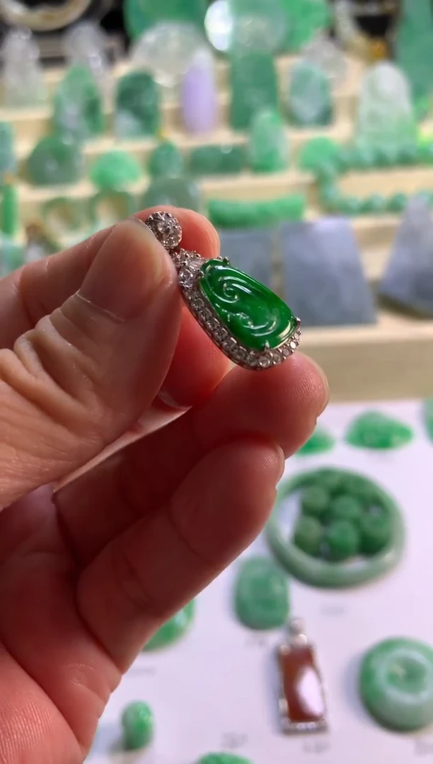 颈饰未镶嵌翡翠挂件