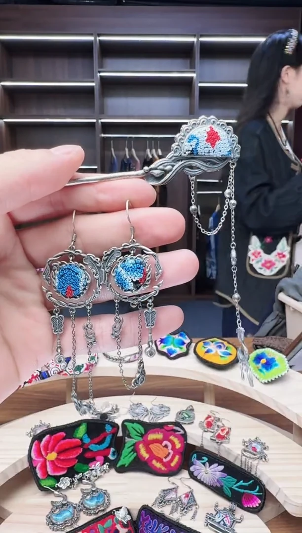 织绣65蒙阿苏苗绣传承