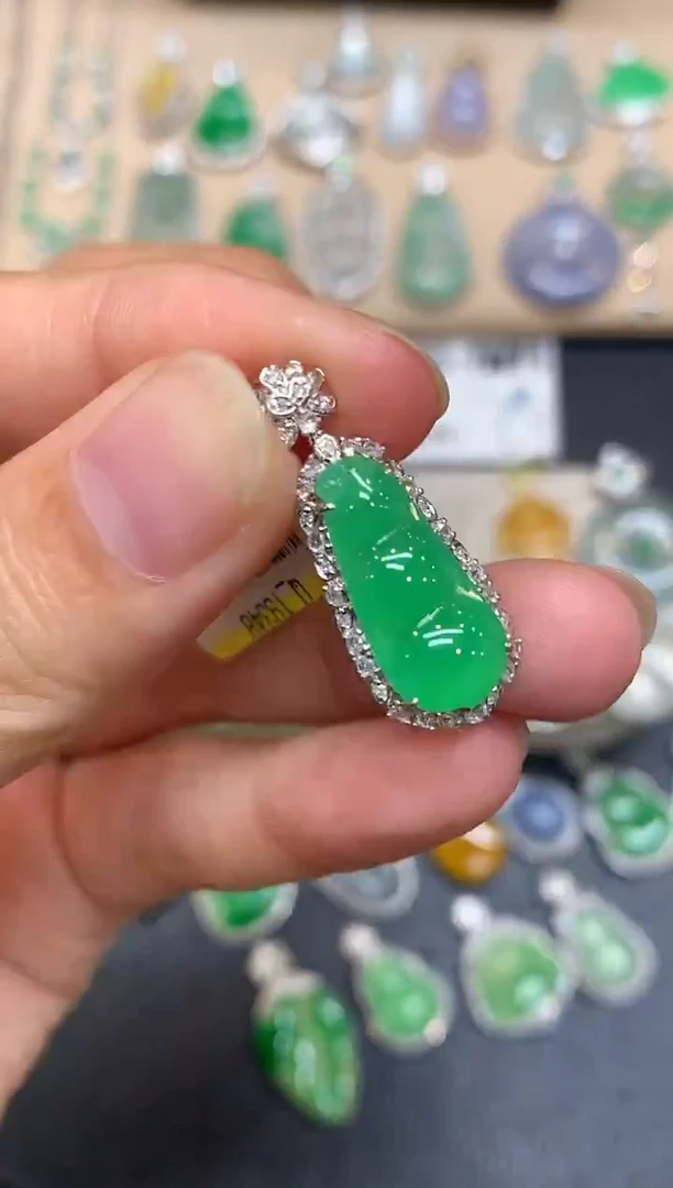 颈饰18K金镶嵌翡翠福豆【无服务费