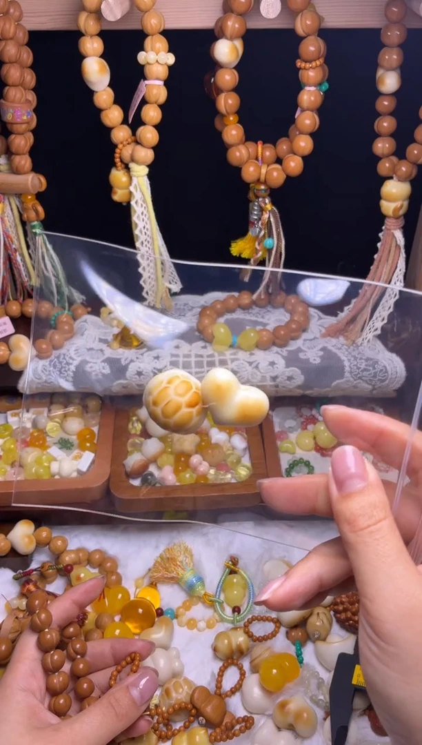 吊坠猴头核桃颖***吖单配饰：大富甲  牙果心