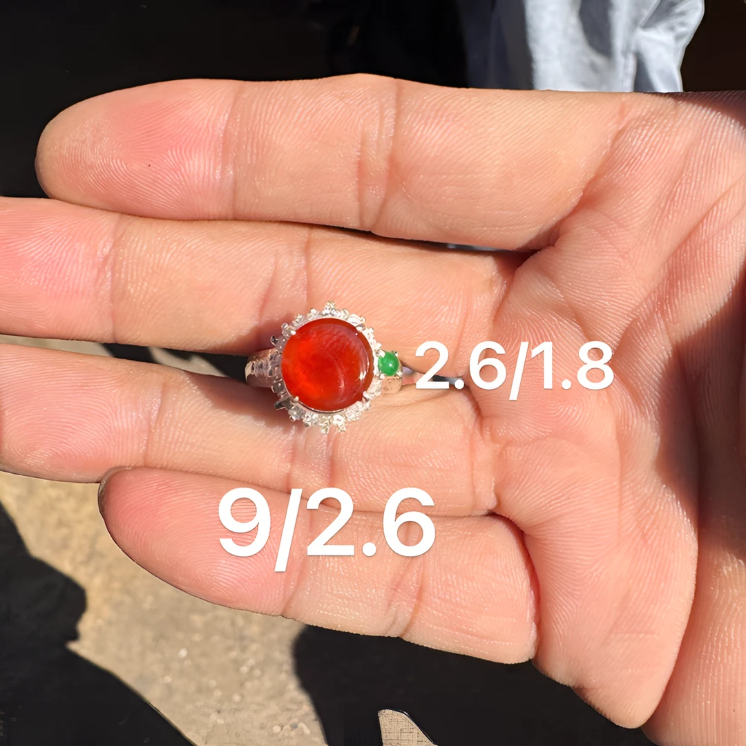 1117(小哪吒在源头)高冰种翡翠鸽血红圆形戒面干净杠味荧光足M30