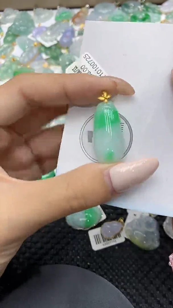 颈饰18K金镶嵌翡翠111111111111