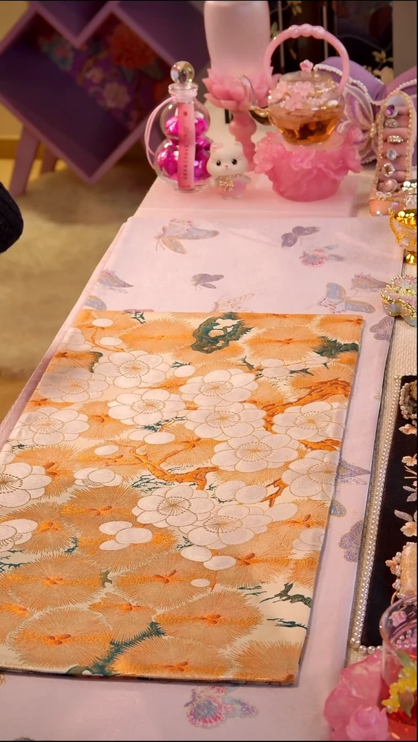 非遗西阵织茶席 如图所示