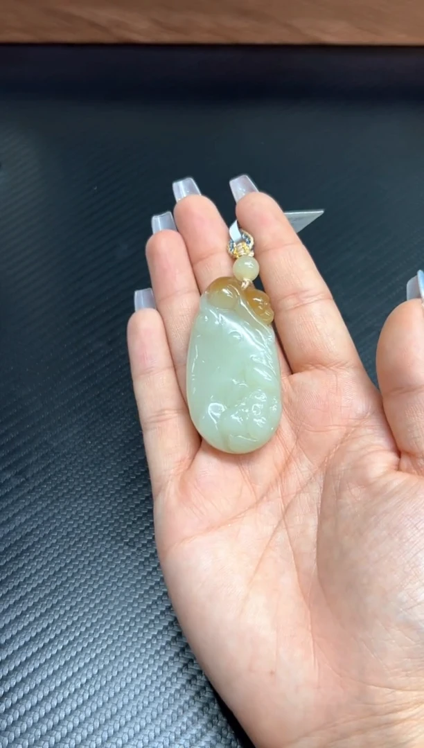 吊坠(赠链)未镶嵌和田玉若羌微色差吊坠