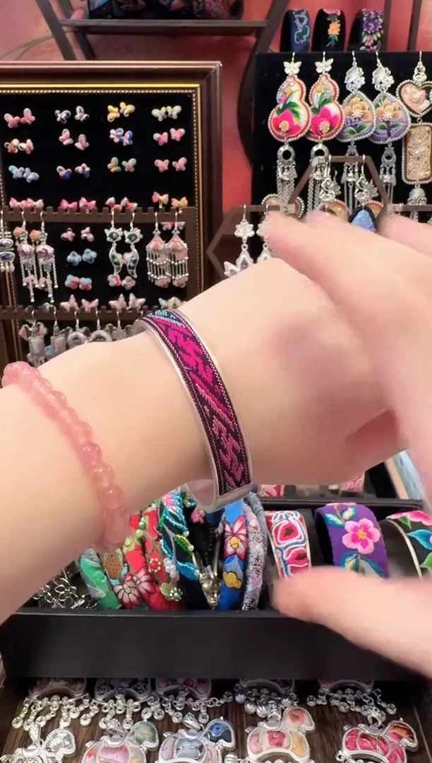 织绣 云织谣民族风精美饰品   240