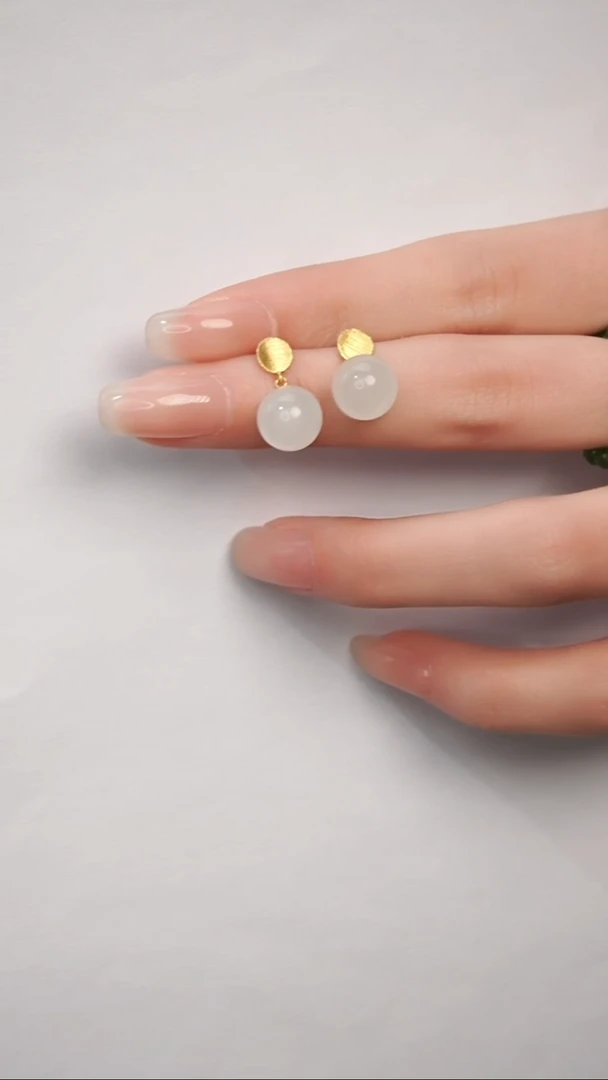 18K金镶嵌和田玉耳饰芙蓉