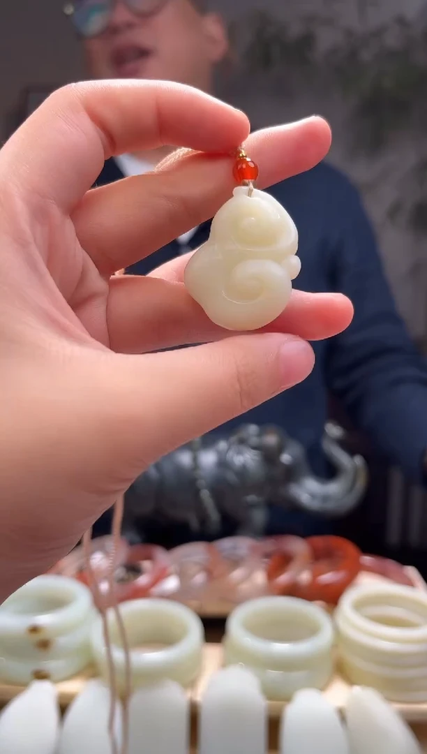 和田玉未镶嵌颈饰吊坠