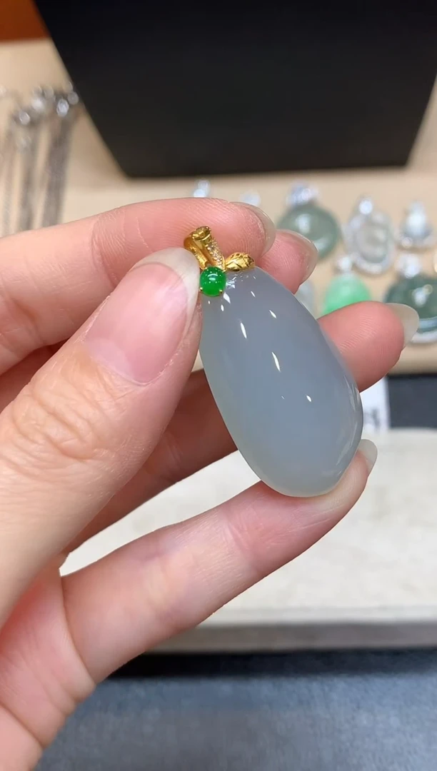 颈饰18K金镶嵌翡翠福瓜【无服务费