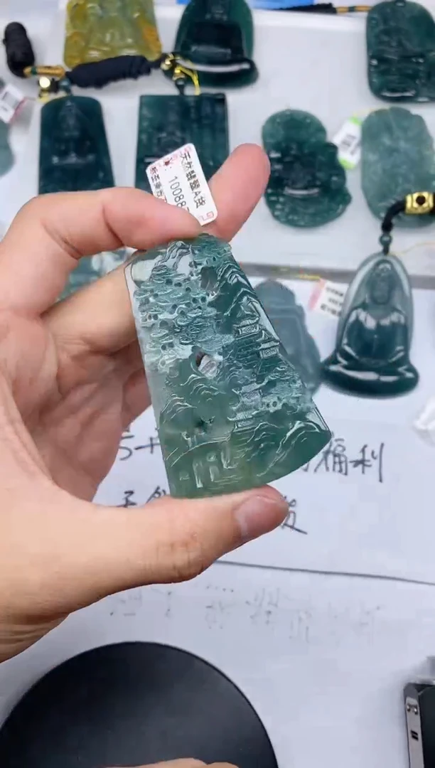 颈饰未镶嵌翡翠