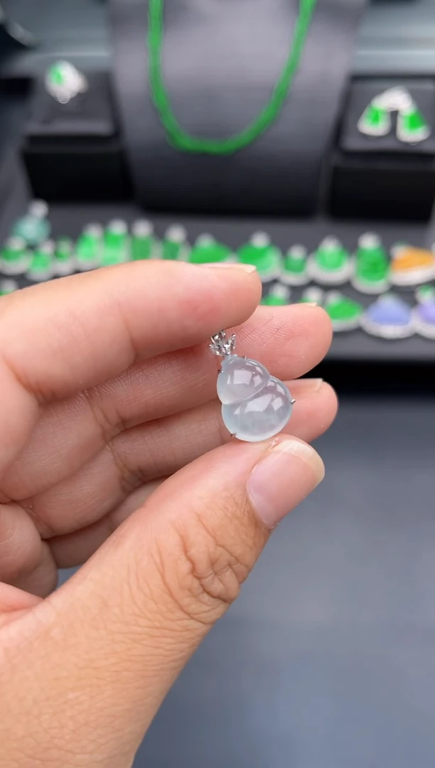翡翠18K金镶嵌吊坠(不含链)多人