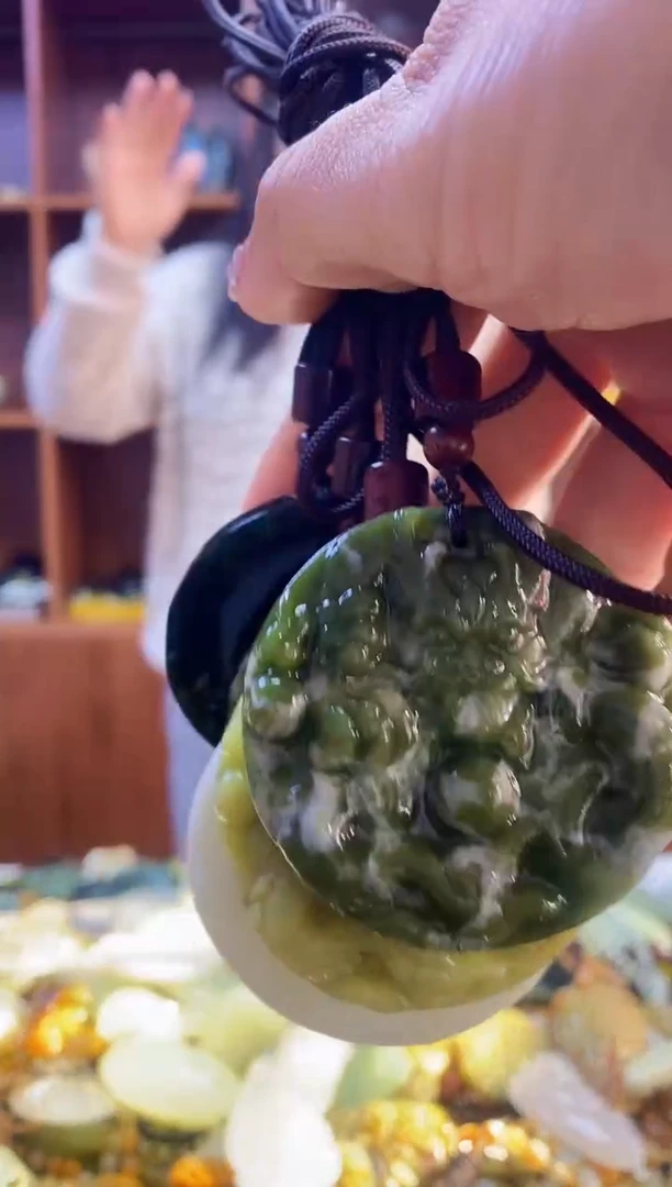 未镶嵌蛇纹石玉吊坠多样性发其中之一